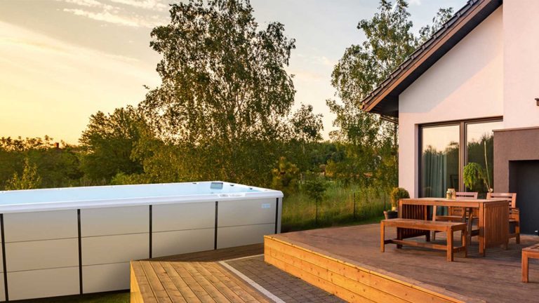 ToutPiscineSpas Puget sur Argens Saint Raphael Frejus Spa Produits Entretien Accessoires spa nage blanc terrasse bois maison